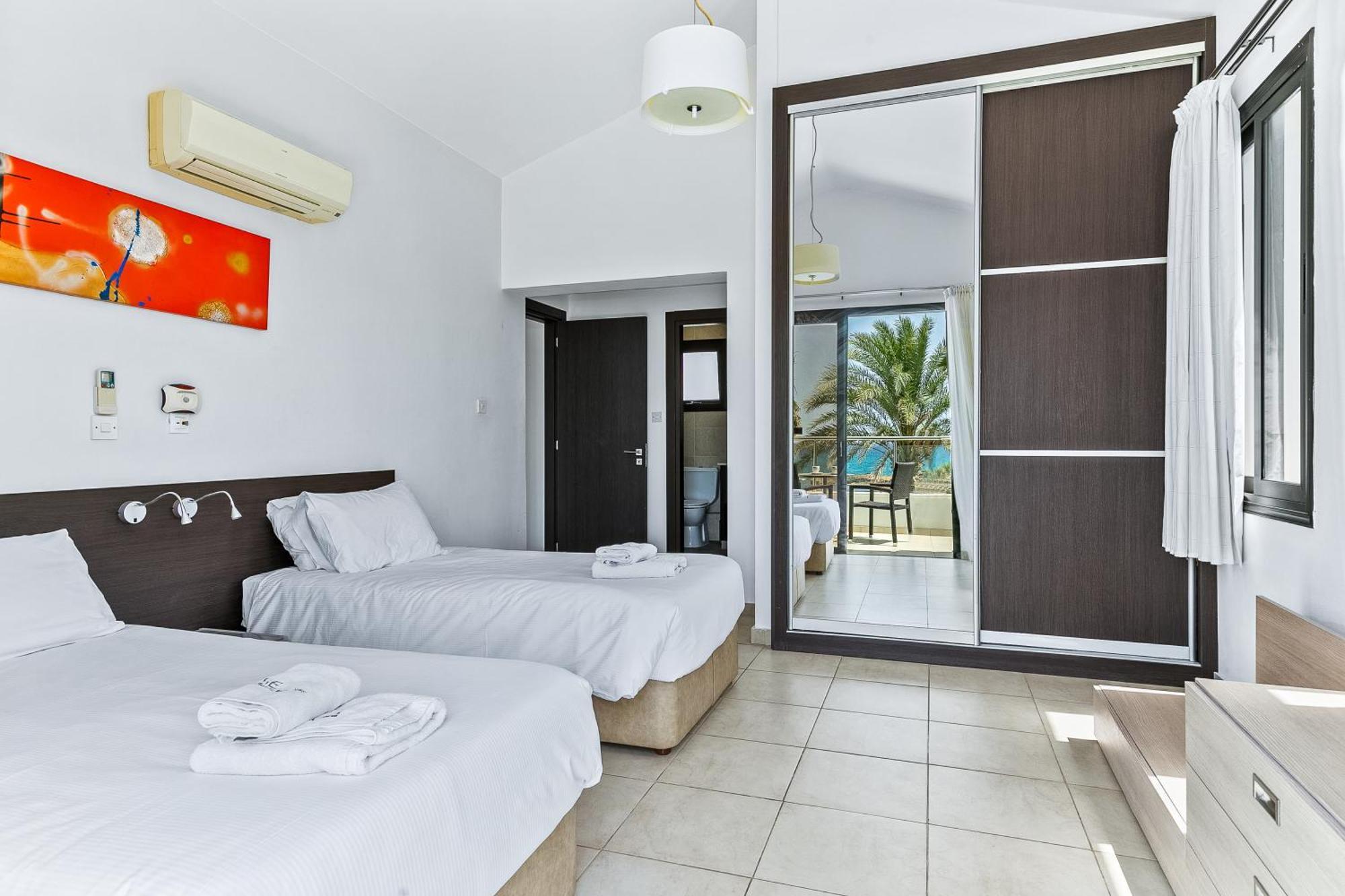 Platzia Beach Villas Пафос Екстериор снимка