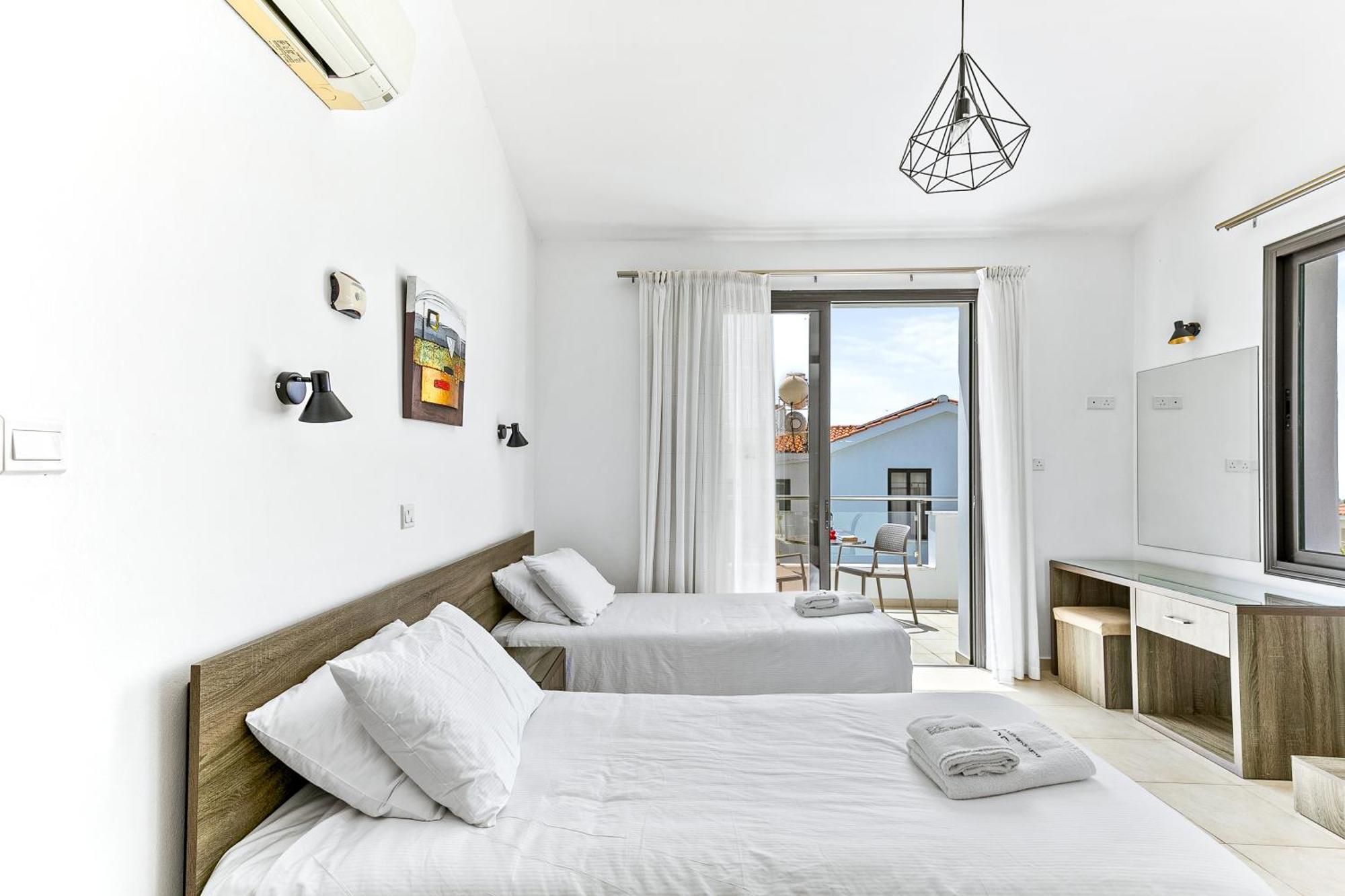 Platzia Beach Villas Пафос Екстериор снимка